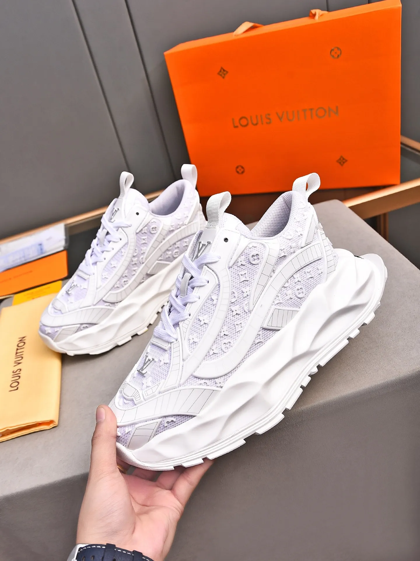 Men's shoes 💰580 📛📛【LOUIS VUITTON】Louis Vuitton 2024 new products👟Milan fashion catwalk style🇰🇾🇰🇾LV family logo, big-name style, a must-have for fashionistas⚠️Imported mesh with high-tech glue technology➕Cow leather➕Breathable mesh lining➕Genuine leather feet➕Special foam outsole👞Number 38-44 (45 46 custom-made)